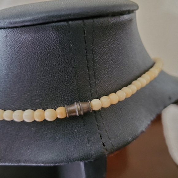 Vintage estate blk and ivory colored bone & horn necklace - Picture 3 of 4